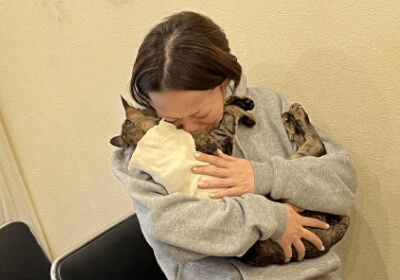 猫を抱きしめる女性の画像