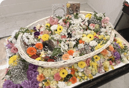 お柩に供えられた花の画像